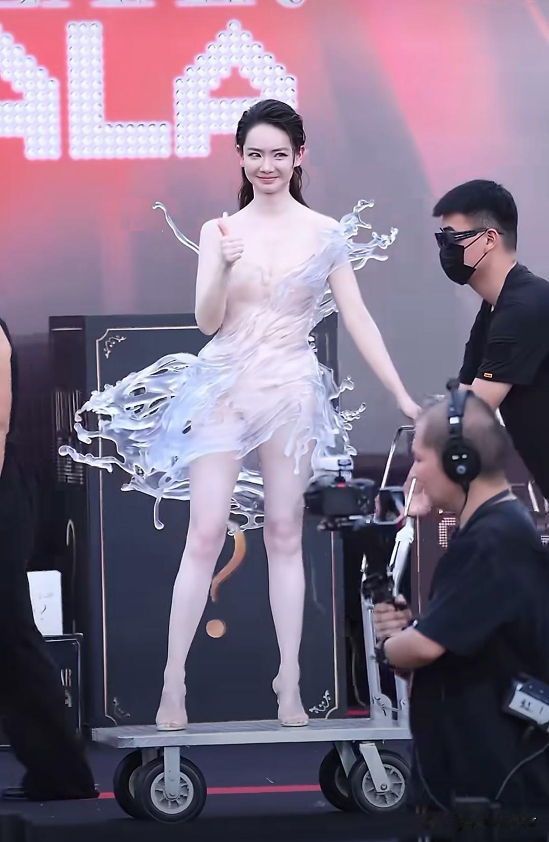 戚薇这身造型，看得我好疑惑，穿的裙子都这么有创意了，为什么不把旁边的小推车给