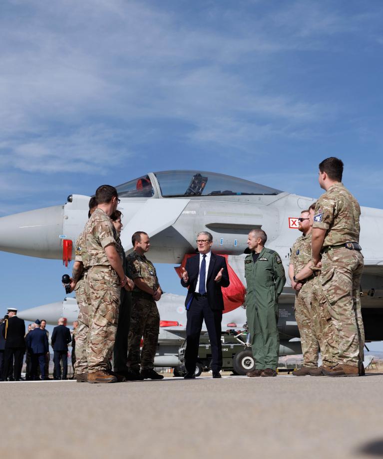 欧洲正式下场！英国允许美国，直接打击伊朗境内设施！当地时间周日，英国首相斯塔
