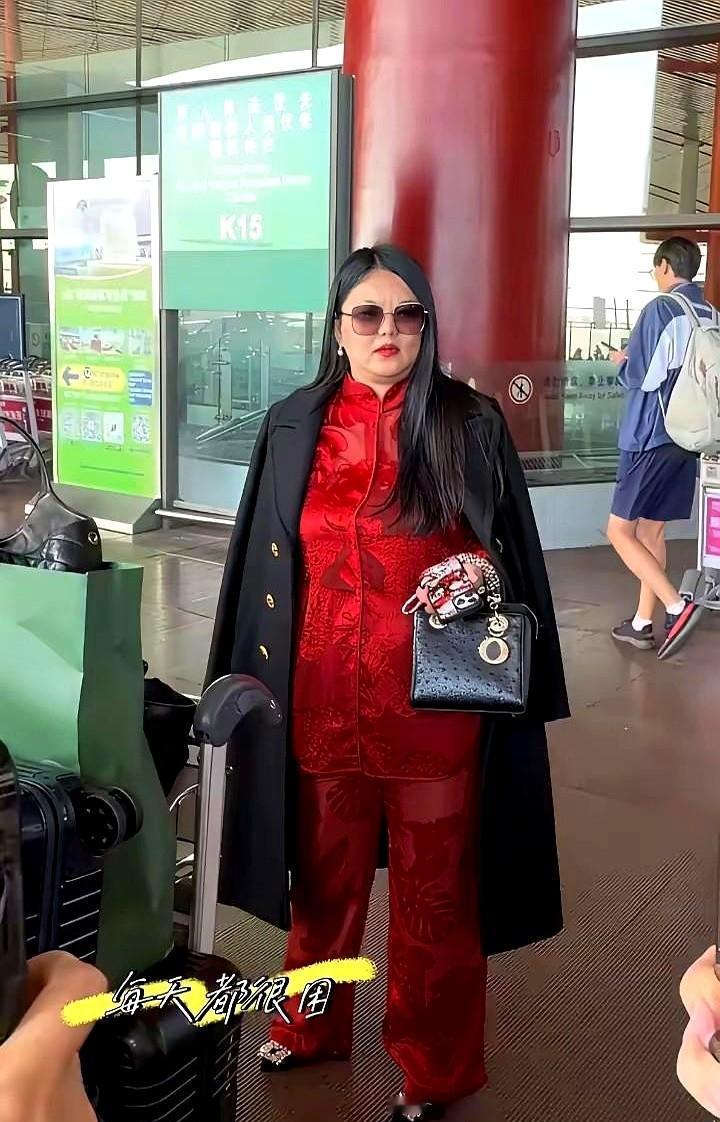 李湘穿8.5万大衣上街，不是炫富，是开招商会。她不卖货，货自己跑上门。一条街