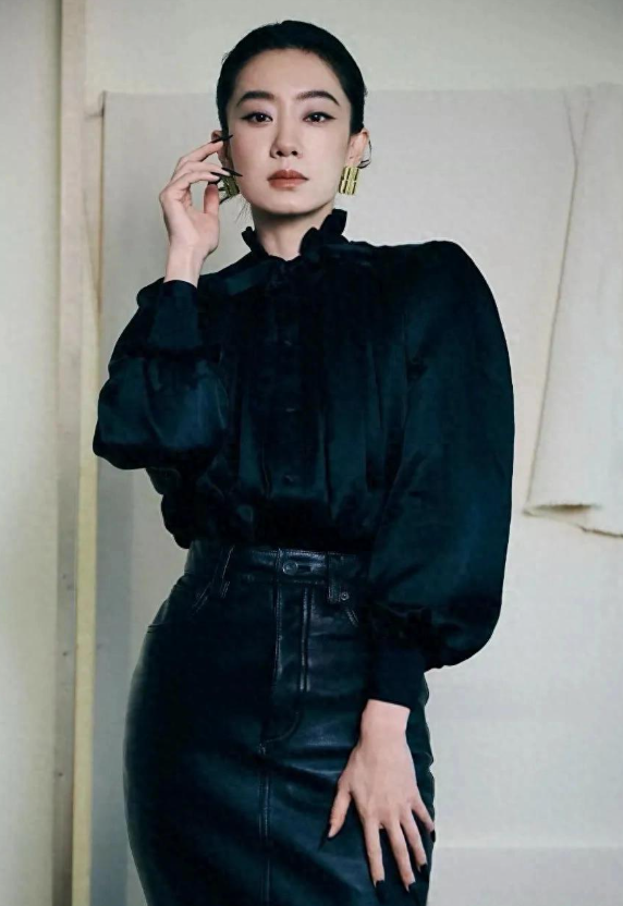 张小斐身穿黑色衬衫+皮裙，简直又酷又飒