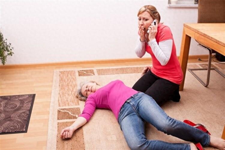 61岁大妈午饭后猝死！医生：饭后要避开的5件事，很多老人还在做饭后猝死这件事