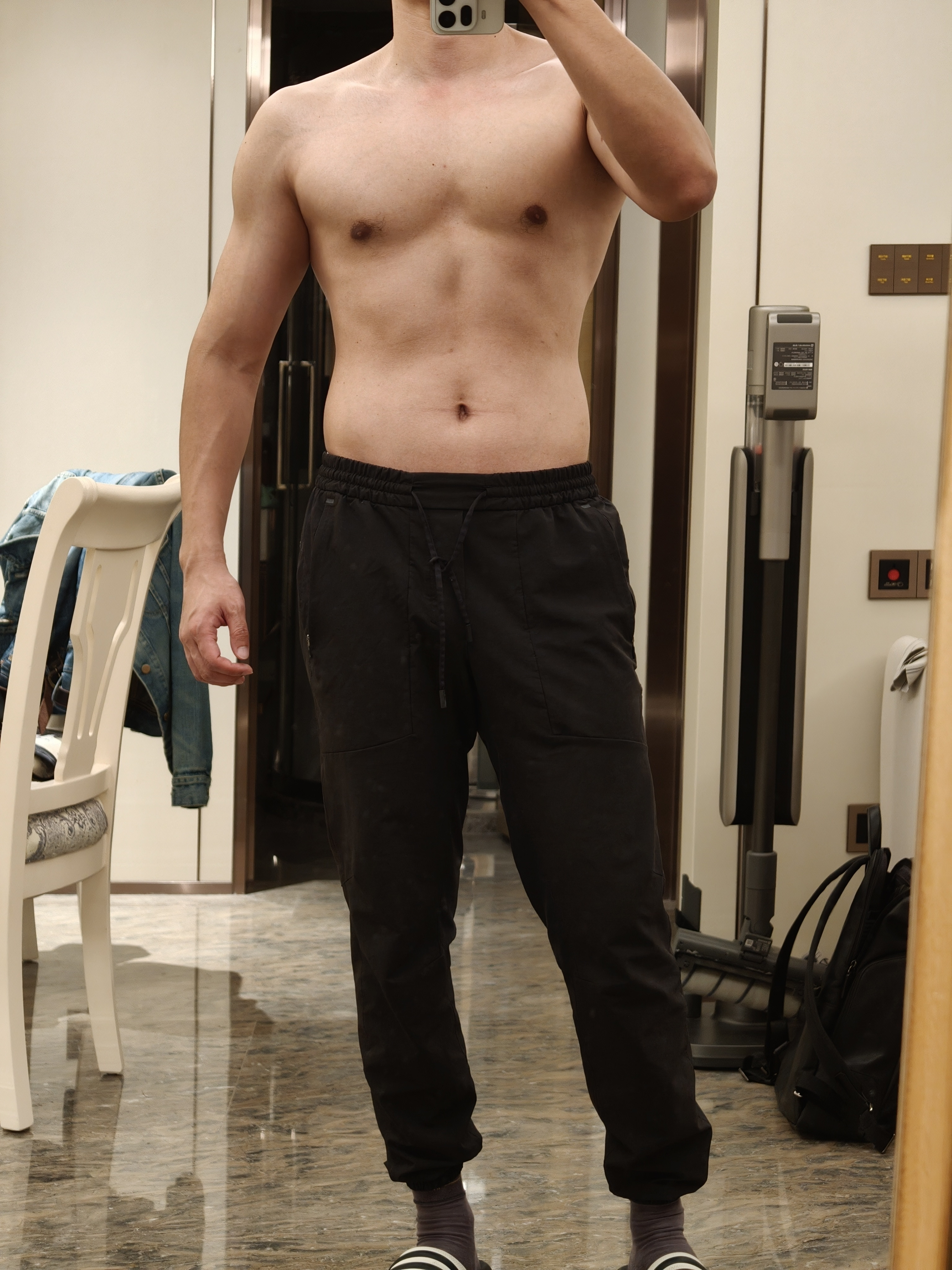 完全没有打侧光，也没有降曝光，放松下的身材感觉这样也行了。接下来就是加强一下腹肌