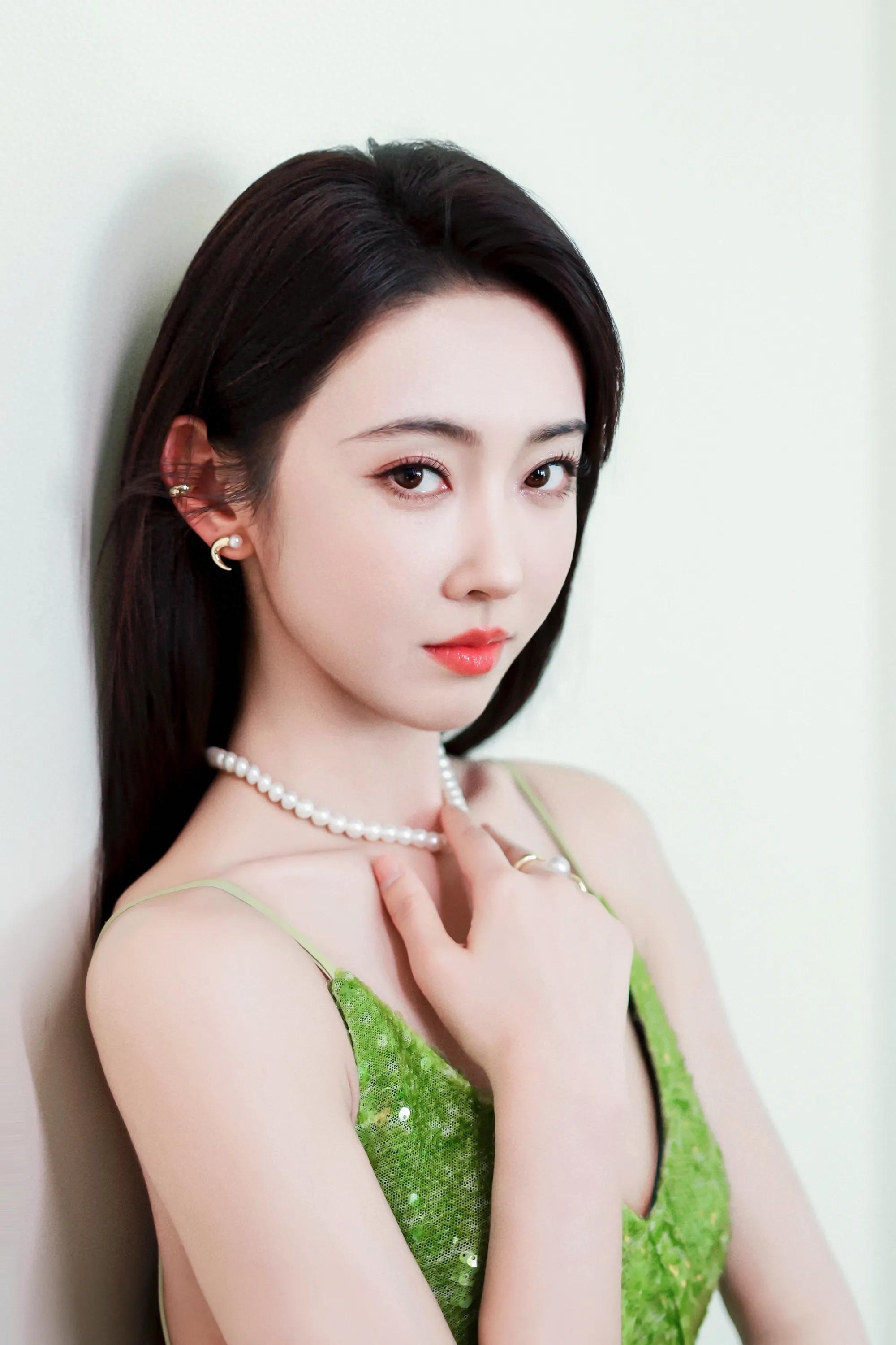 宣璐橄榄绿连衣裙造型：优雅唯美、端庄大气