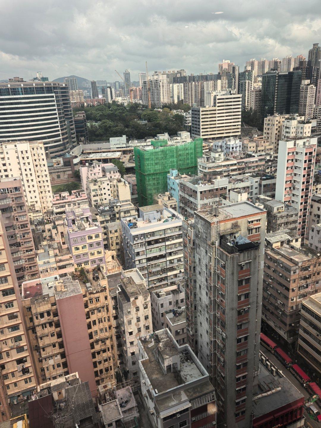 现在的香港，像极了十几年前的上海。我还记得之前小学的时候去上海，那会儿上海还是很