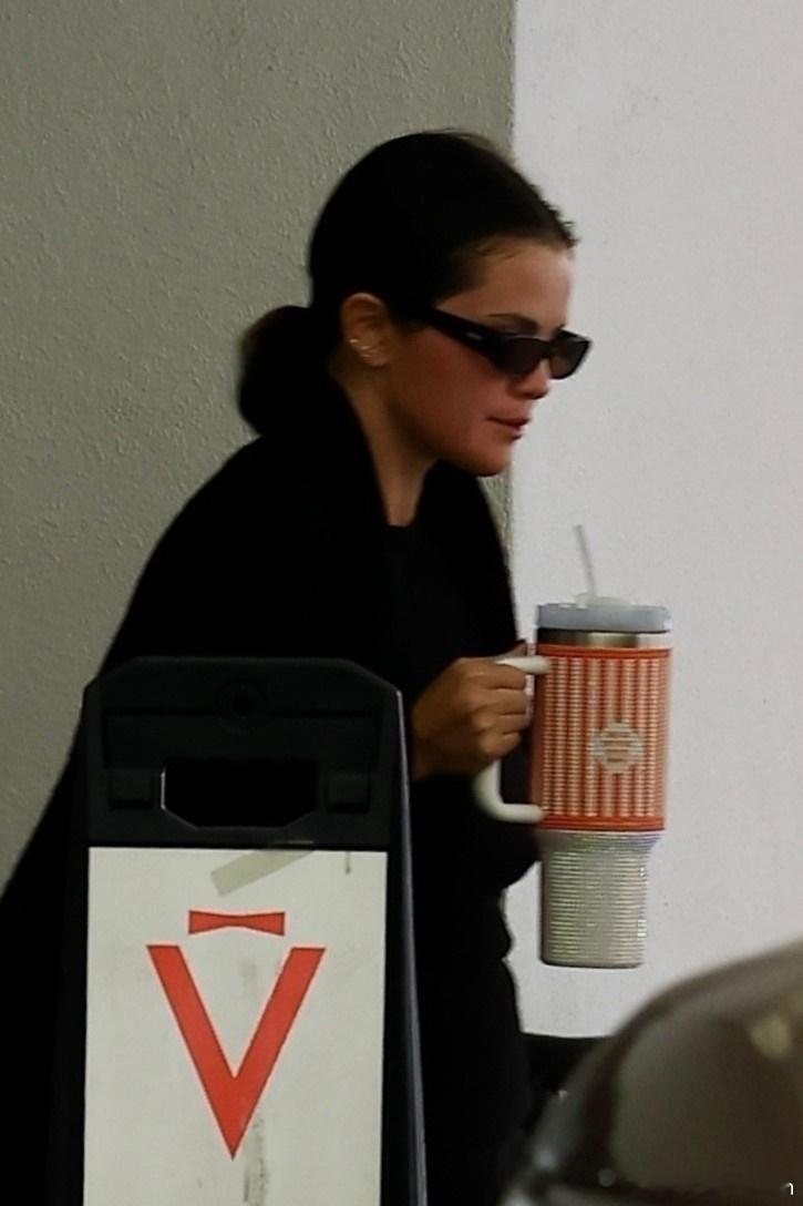 selenagomez赛琳娜戈麦斯在贝弗利山庄外出，捧着个大水杯离开一护肤中心