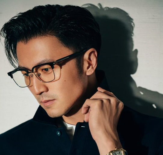 谢霆锋经纪人，高调官宣！霍汶希突然在社交平台激动发文，此次她官宣了一件大事，