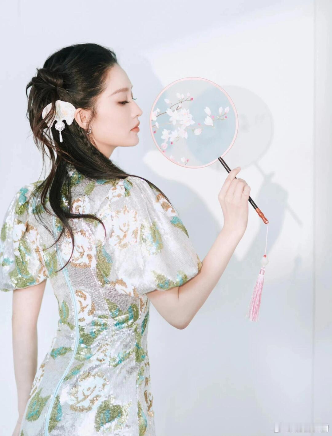 李沁的旗袍美学｜温婉得体，刚刚好～