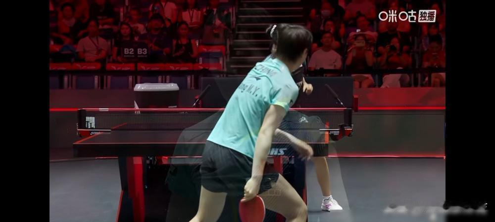 王曼昱，上来就被人干了一局19-21。就离谱，这比分扔羽毛球场上都算得上焦灼，懂