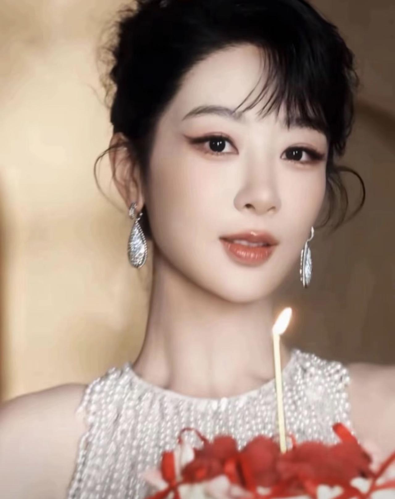 张一山给杨紫庆生我不奇怪，毕竟他们从小一起长大，但是另一个男演员连续8年