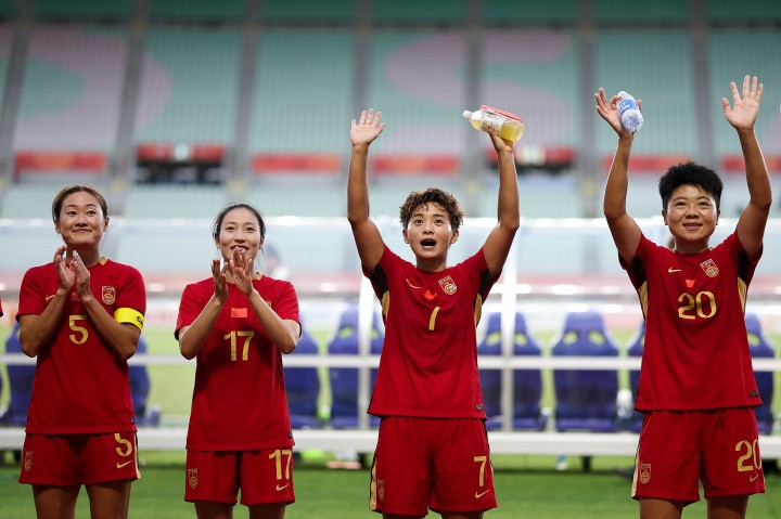 马德兴: 中国女足踢得比想象中要好, 逼抢、高压、封堵做得可以