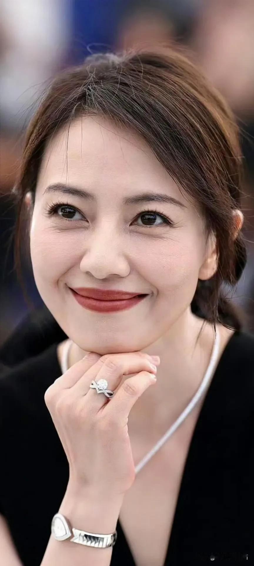 高圆圆高清脸图，优雅的黑白搭配，简约不失时尚感！