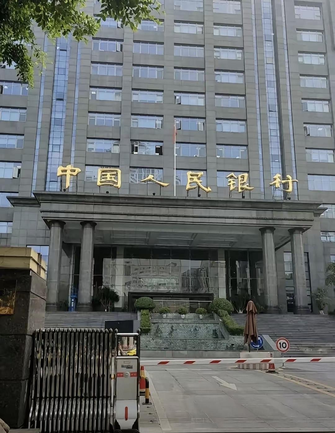 11月30日银行宣布，从12月1日起存取超过5万块钱，不用再登记钱的来路了。这之