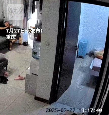 太危险了。重庆，一孩子独自在浴室里门窗紧闭的洗澡，期间这爸爸在看电视，妈妈在玩手