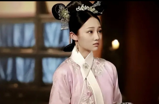 1798年，88岁的乾隆娶了13岁的晋妃，侍寝当晚，寝帐中的晋妃看着老态龙钟的乾
