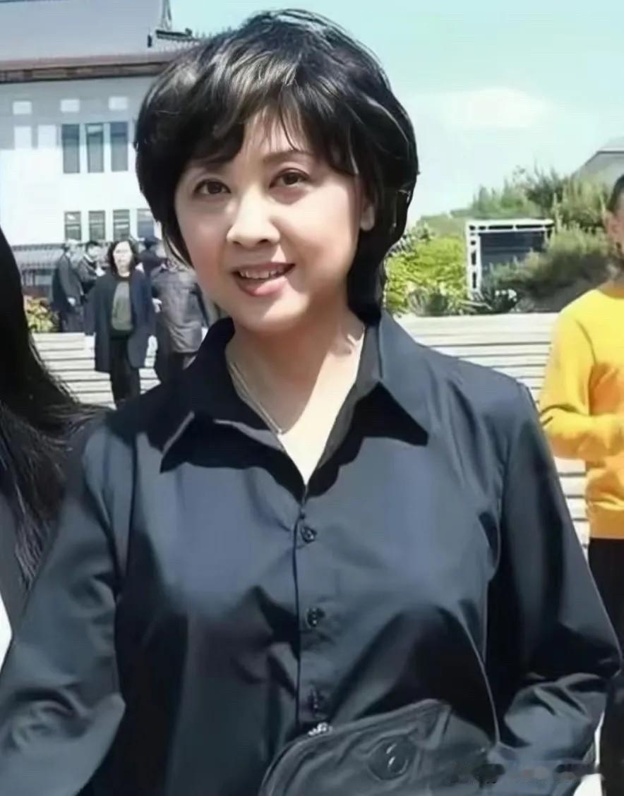 这是90年代的第一美女，端庄大气，五官的立体感较强，她身上洒脱自信有气质，让人看