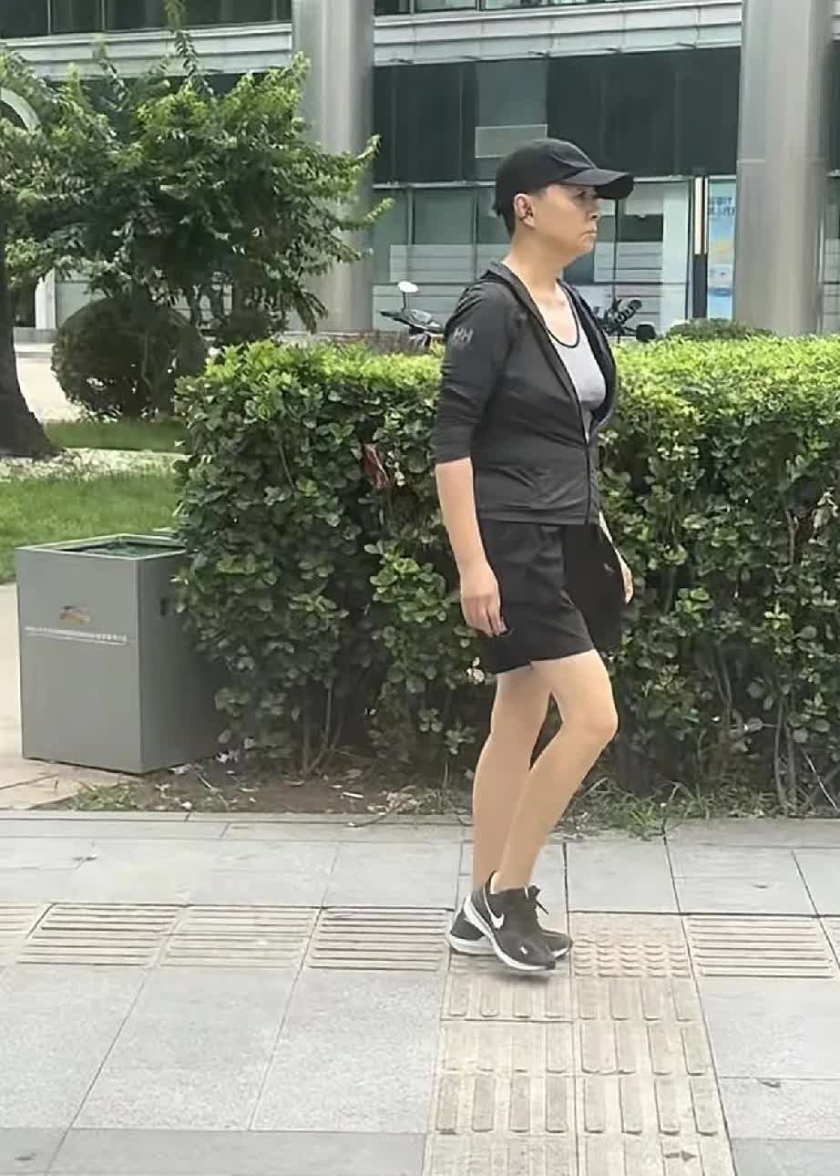 7月31日，宋丹丹北京街头被偶遇，这哪里像65岁的年纪？皮肤和身材都保养得很好，