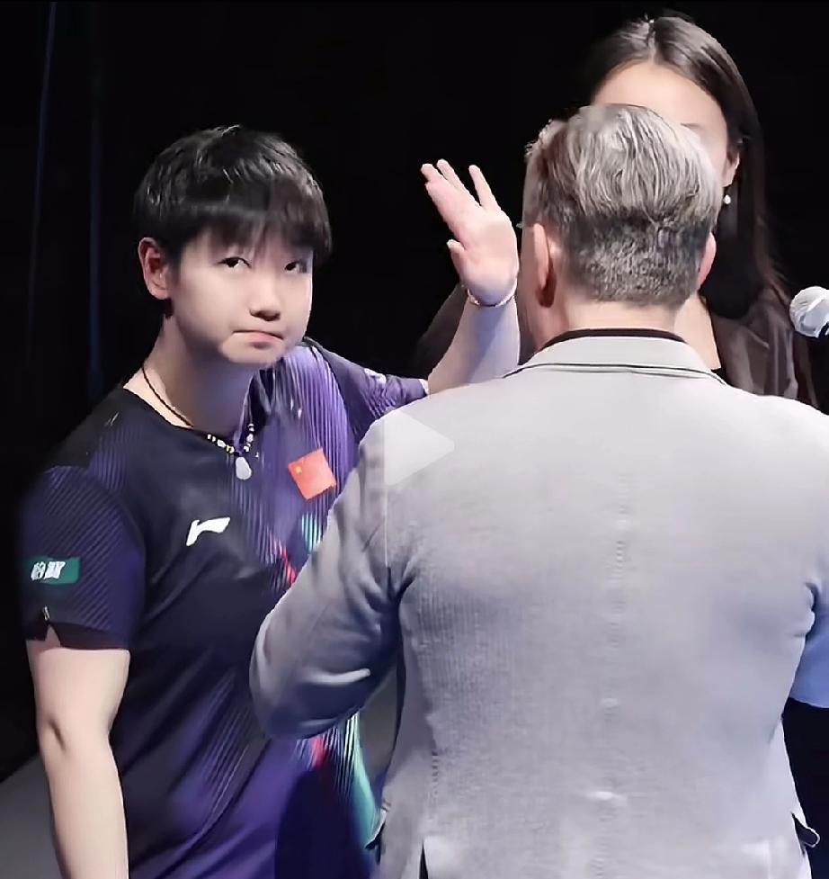 感恩的孩子随处可见，莎莎算一个。世界杯中，莎莎结束采访，挥手和在场的观众示意。