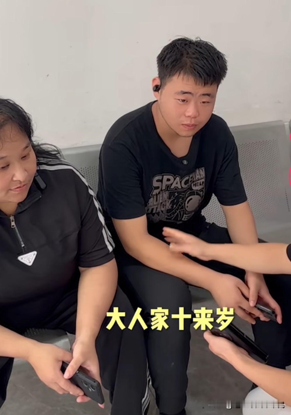 小伙子没有爹妈，从小跟着姑姑长大他是03年的，妻子是85年的，妻子