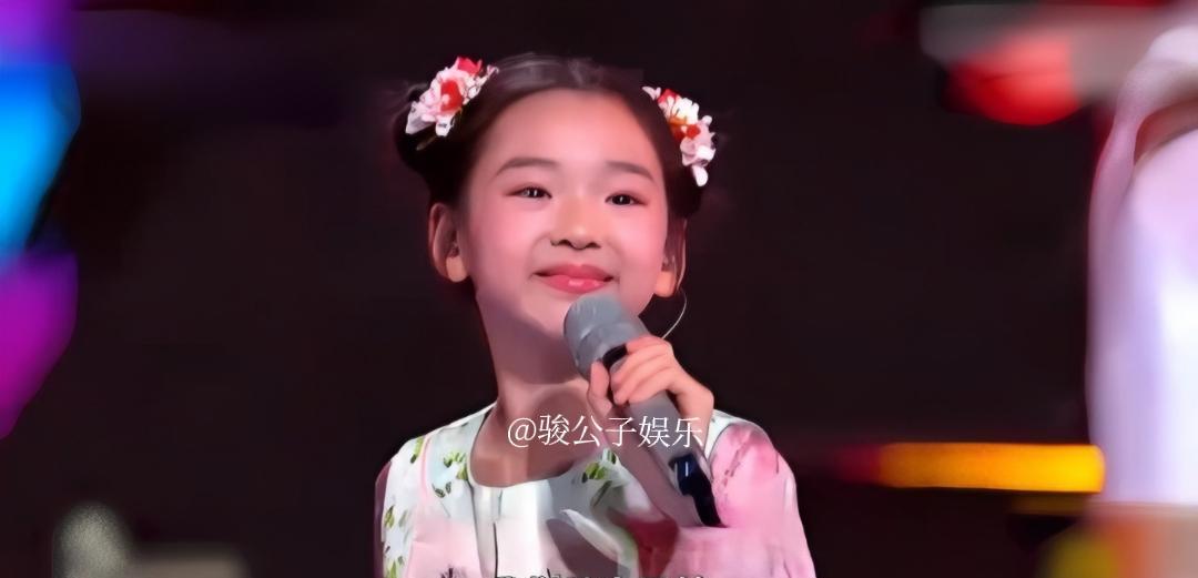 2025湾区升明月音乐晚会，小酒窝朵朵开场备受关注，小酒窝的第二个舞台更是让