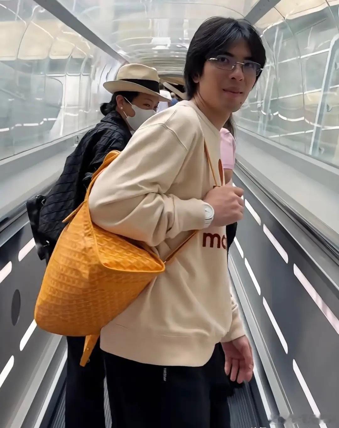 萧敬腾带老婆参加聚会，穿情侣装显恩爱，52岁林有慧被宠成小女生！​​​