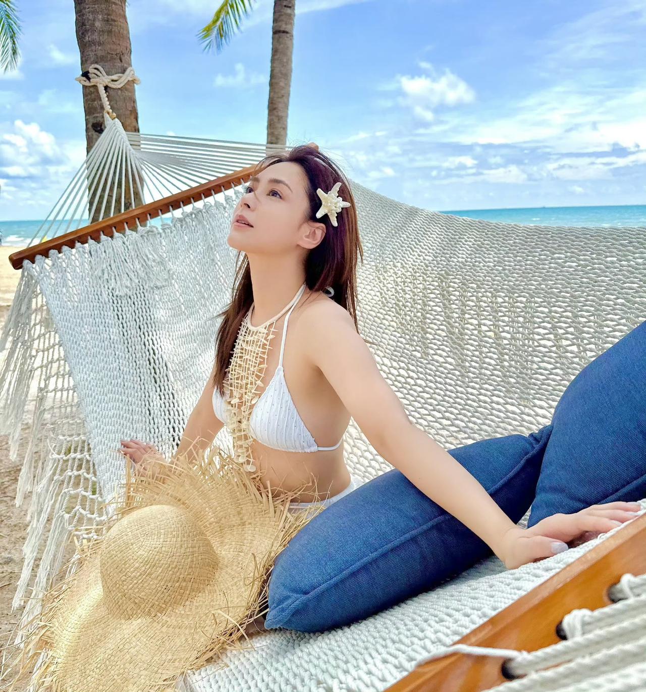 沙滩上的悠闲时光，海风吹拂，阳光明媚，享受美好假期。阿娇！！