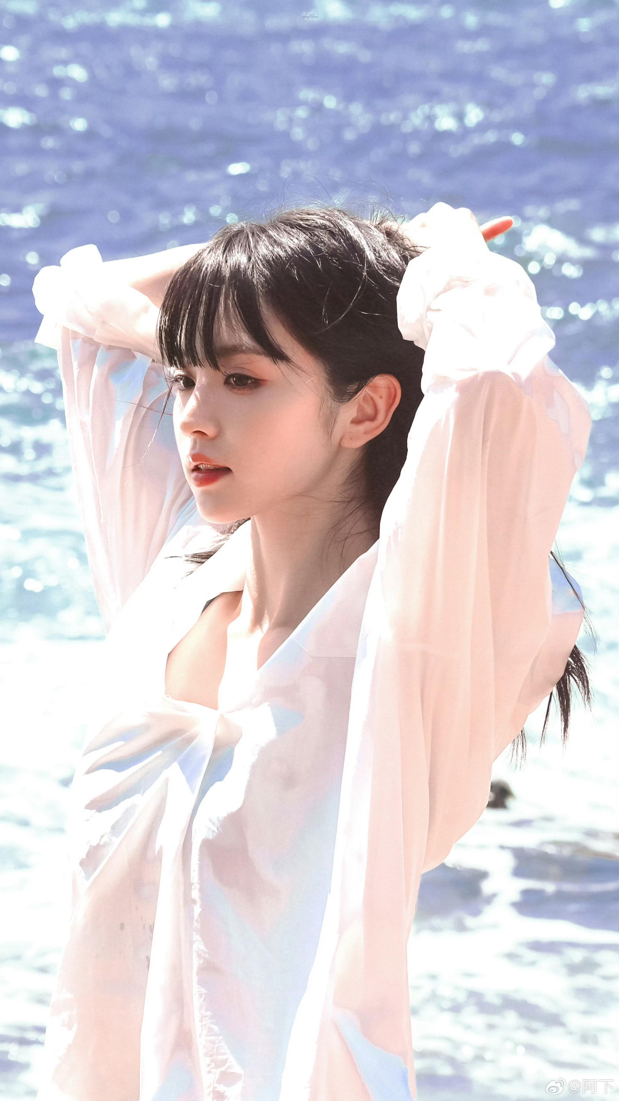 田曦薇。海边穿搭，美女登场