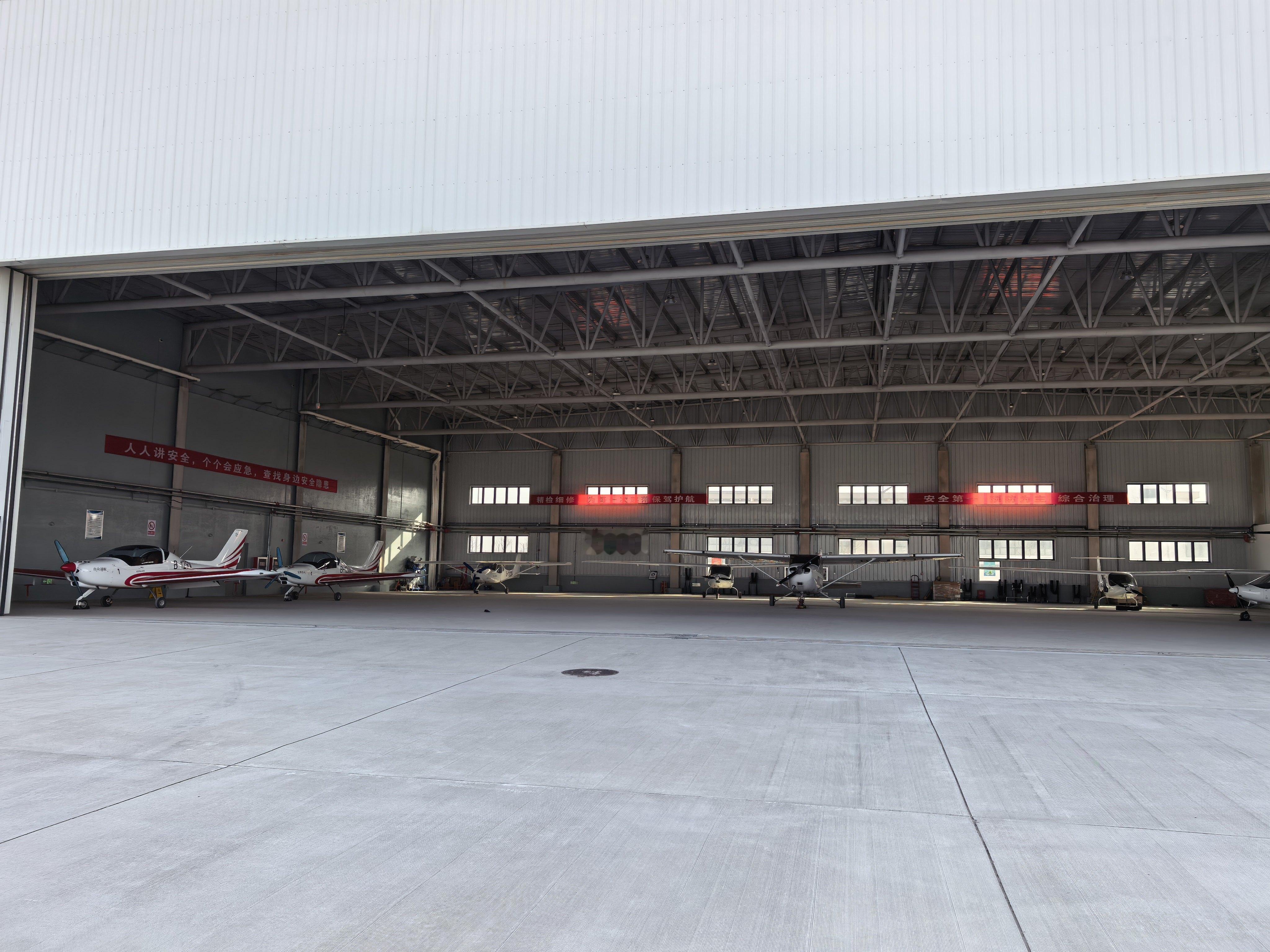 飞机也都放假过春节了，在机库里整整齐齐，被我给挪出来了一架拍点过年发的素材，开飞