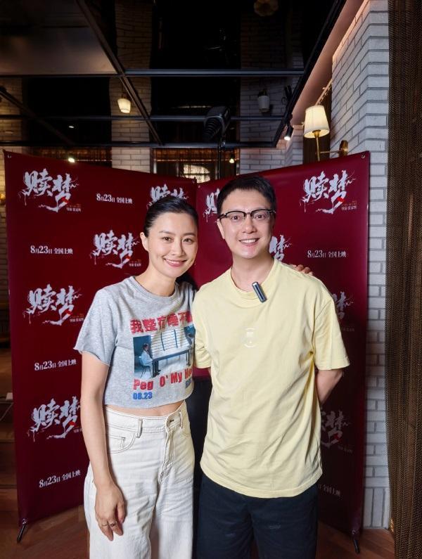 最近陈法拉和张家辉一起在广州宣传新片，两位站在一起很有兄妹范儿。陈法拉上身穿