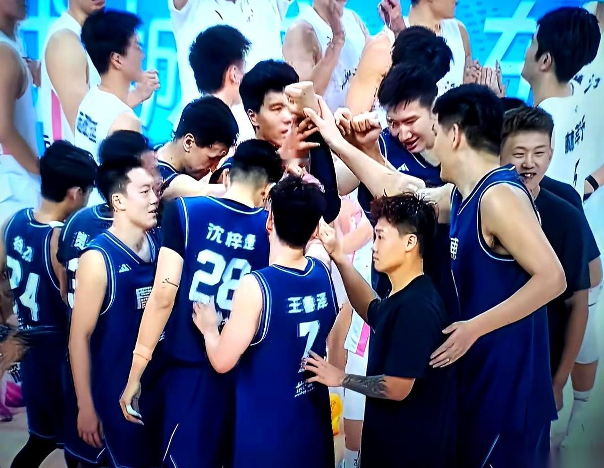 我跟你讲，今天在网上看到一个说法，脑子里“嗡”一下，瞬间就通了。把广厦的胡金秋