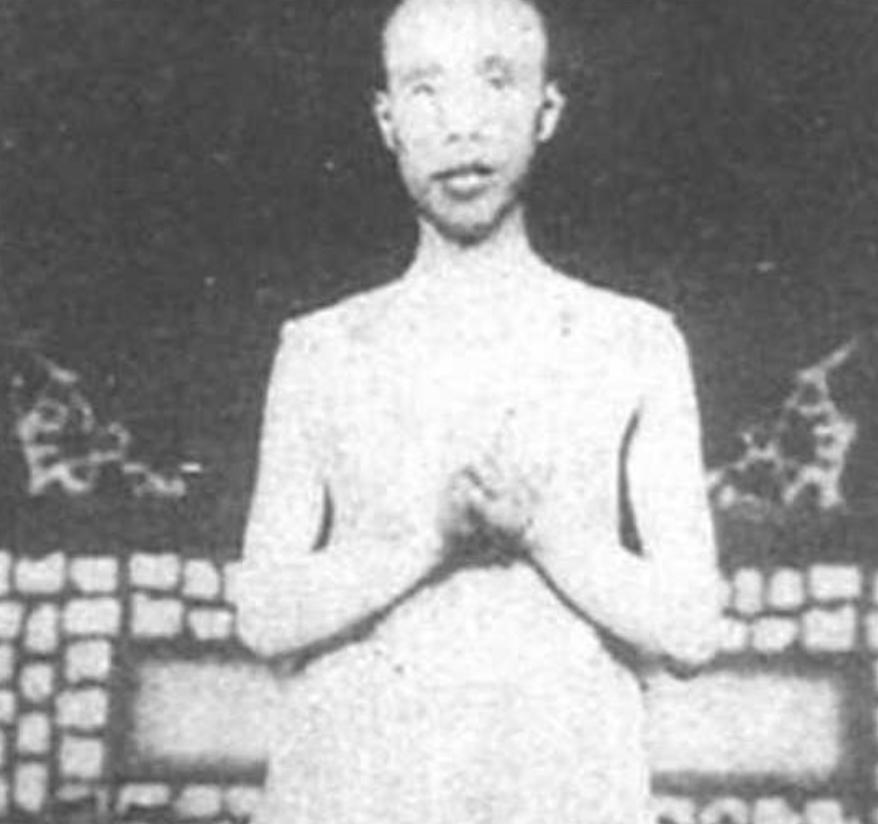 1907,徐锡麟被绑在刑场上，刽子手抡起铁锤，对他的下半身进行了残忍的打击，接着