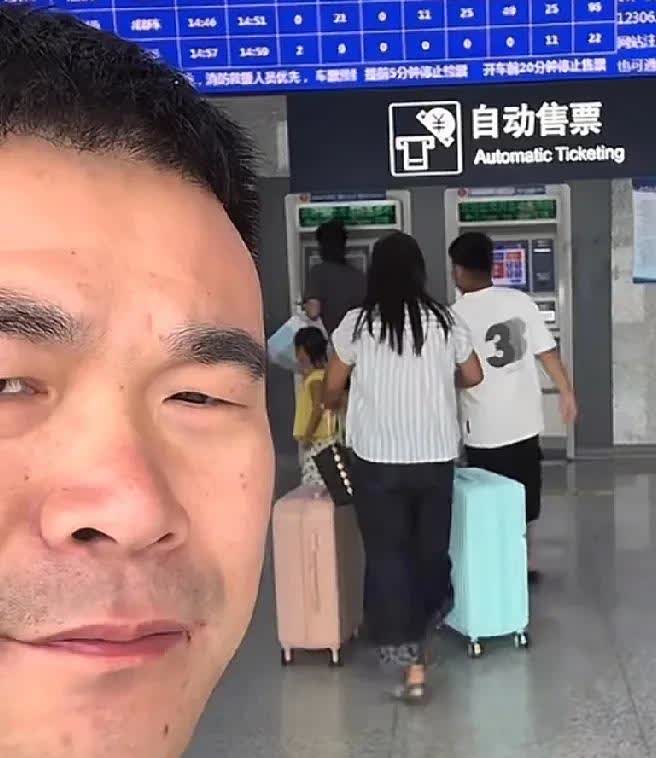 阿杜让李佳给他买票！李佳自己带着孩子去内蒙古玩了，本来妹妹梦凡一家要一起的，