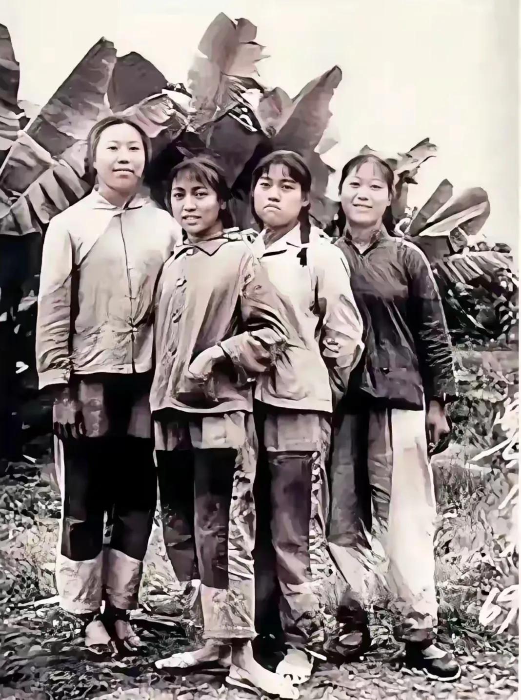 据说这张是60年代的老照片。某人为达不可告人的目的，伪造假照片，以假乱真，欺骗了
