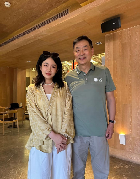 72岁濮存晰在北京一马场现身，穿衣打扮倍儿有型，状态忒棒，老艺术家可真自律！