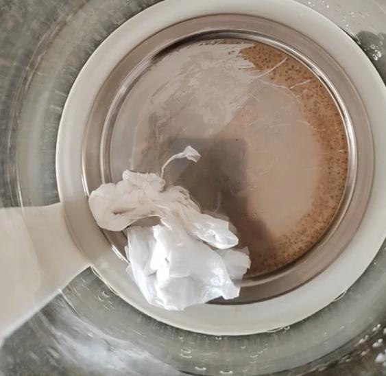 朋友小周上个月来我家，看见我正在往水壶里倒白醋，一脸懵：“你这是要煮醋喝？”我笑