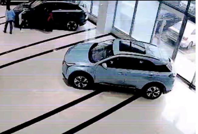 湖南湘潭，11岁男孩跟随母亲去4S店看车，见母亲与销售交谈甚欢，他闲来无事东张西