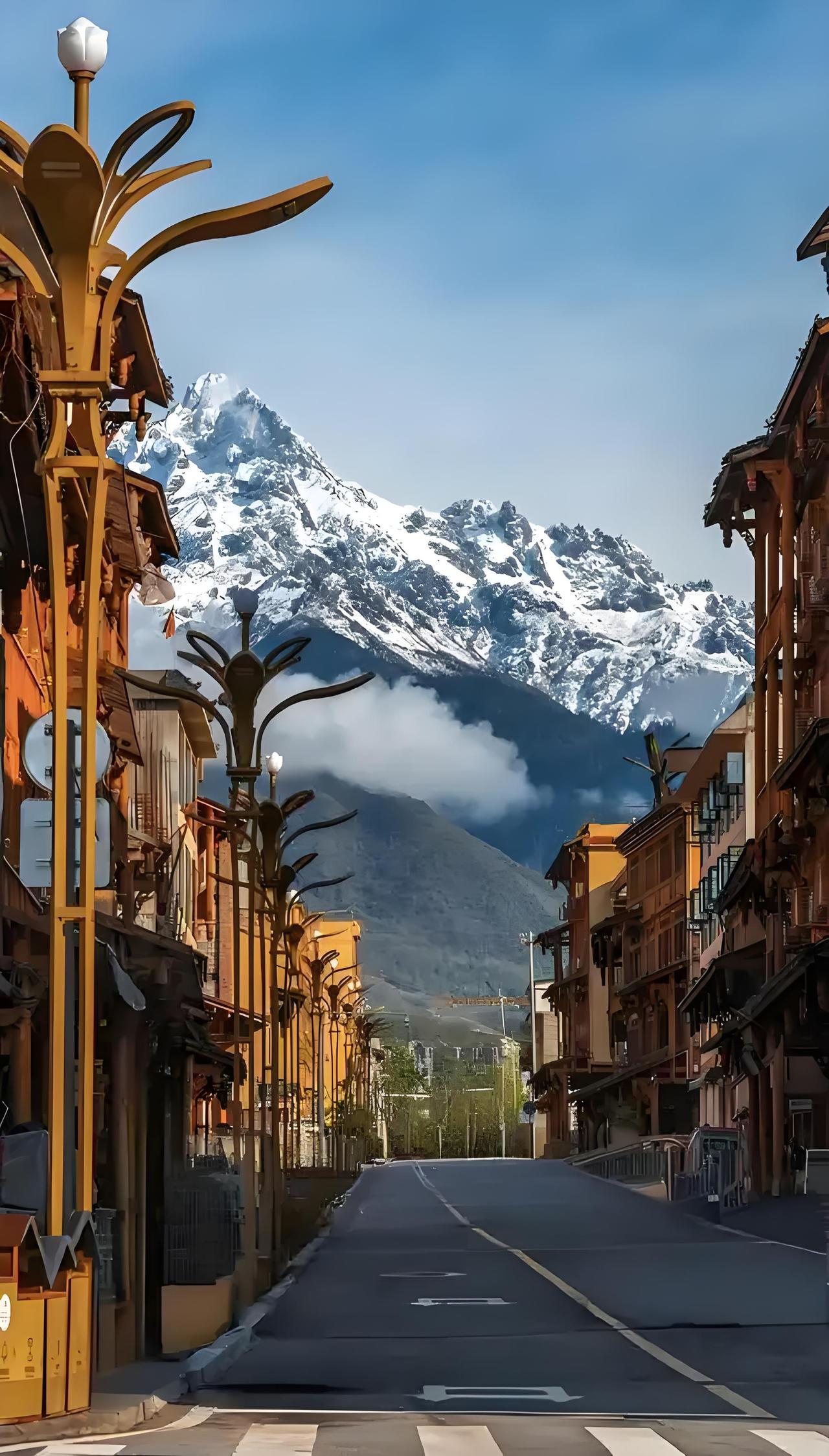 李亚鹏的丽江小镇项目一直备受关注。曾有人觉得他是“创业失败典范”，雪山小镇血本无