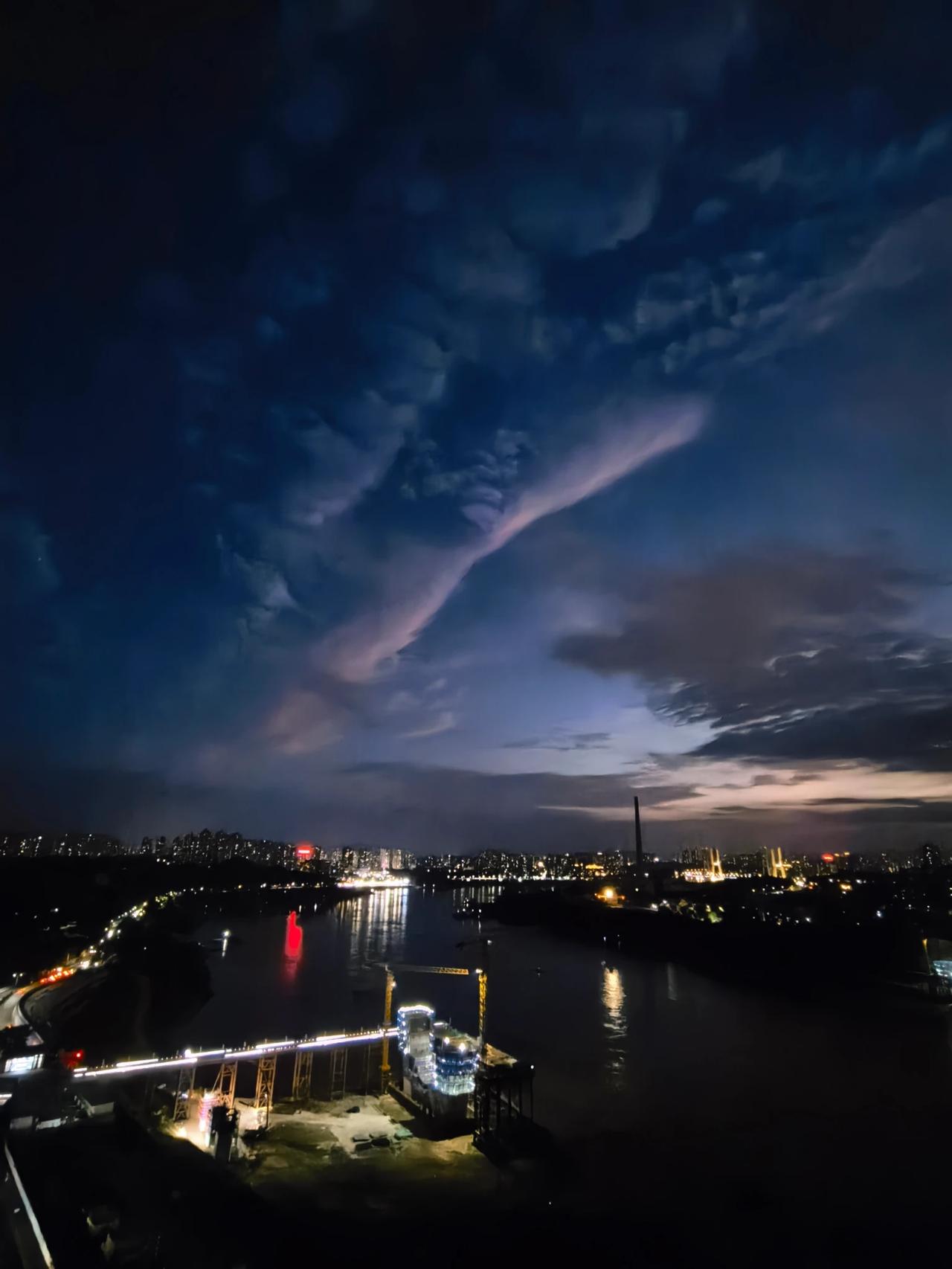 重庆的夜色不会让友友失望的。欢迎外地朋友们来重庆欣赏夜色。你可以站在南山一棵树观