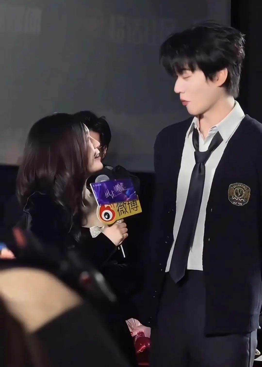 看谁都含情脉脉的陈妍希跟陈晓分开很多网友觉得是对的她真的太会了