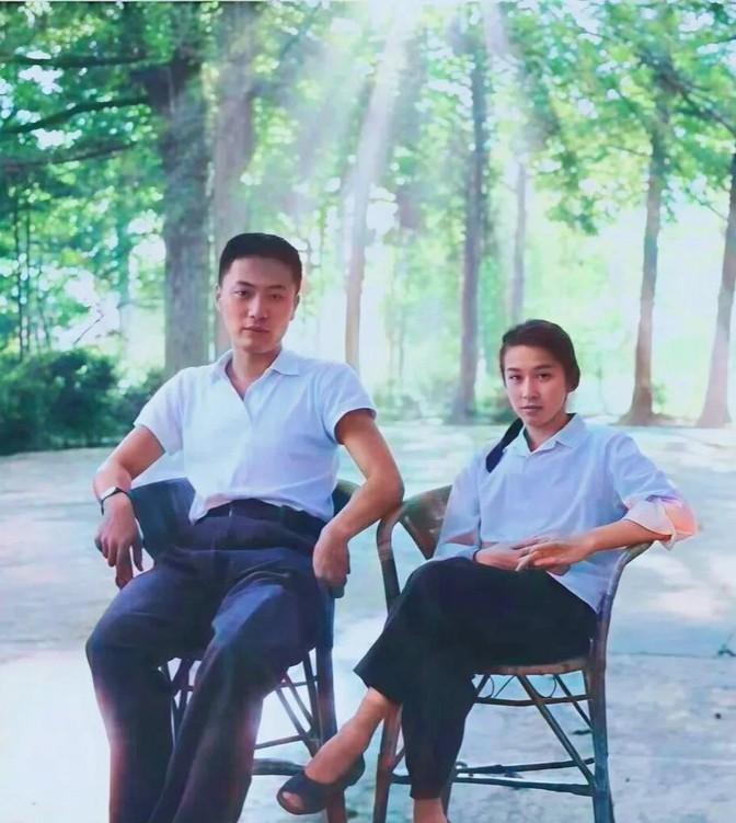 1975年，陈毅的儿子陈小鲁和粟裕的女儿粟惠宁结为伉俪，在庐山度蜜月的照片。你瞧