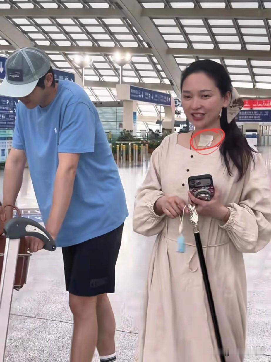 说句难听的，这好像儿子带妈妈出去玩。按理说新婚燕尔，应该正是恩爱的时候，可是