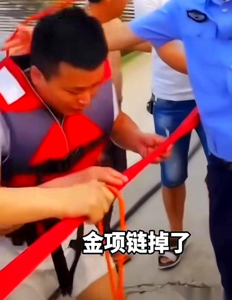 最让我觉得心凉的，不是水有多冷，是人心。一个男人，刚把两个落水的孩子拖上岸，自