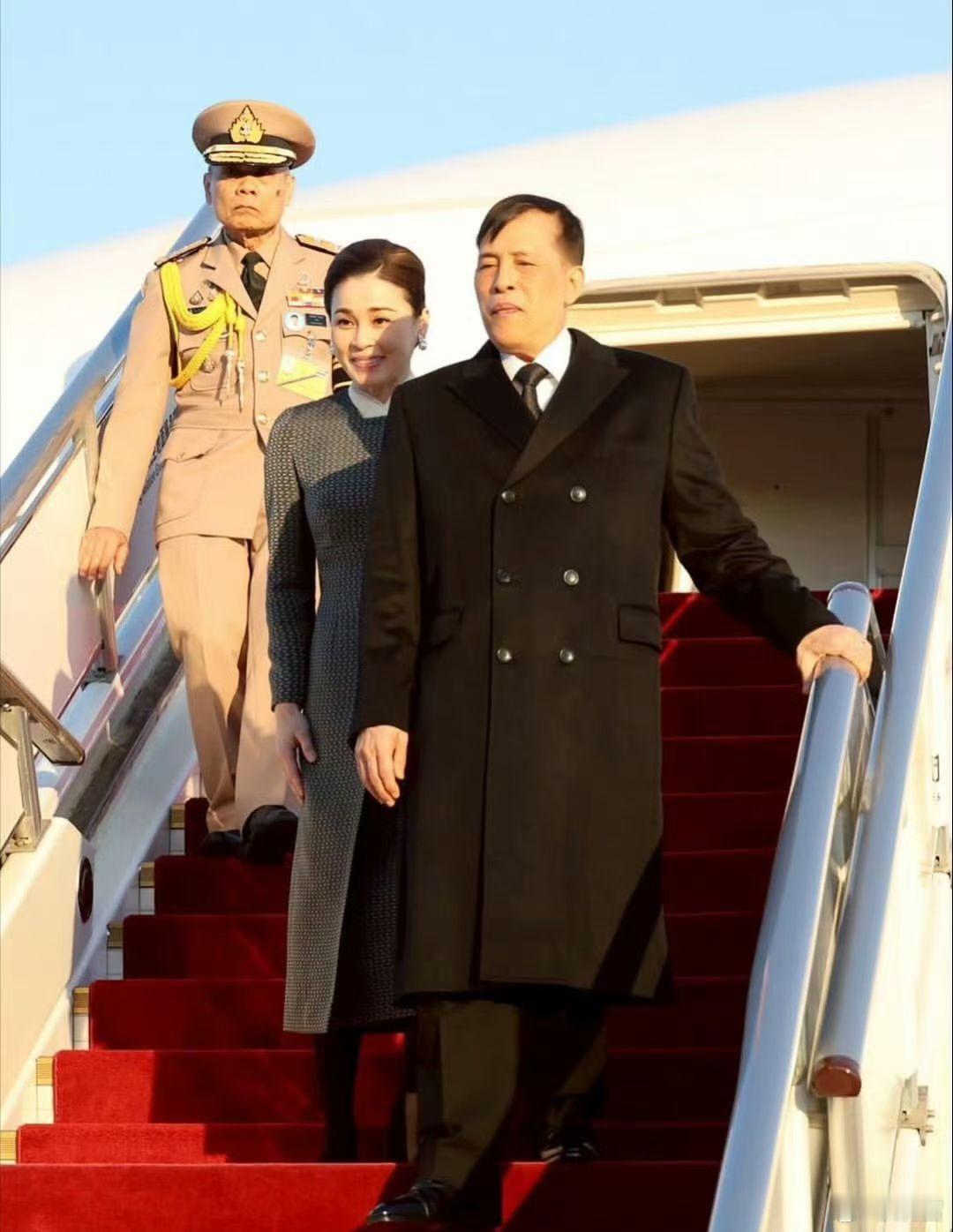 2025年11月13日，北京时间16：05分，🇹🇭泰国国王哇集拉隆功和苏提达