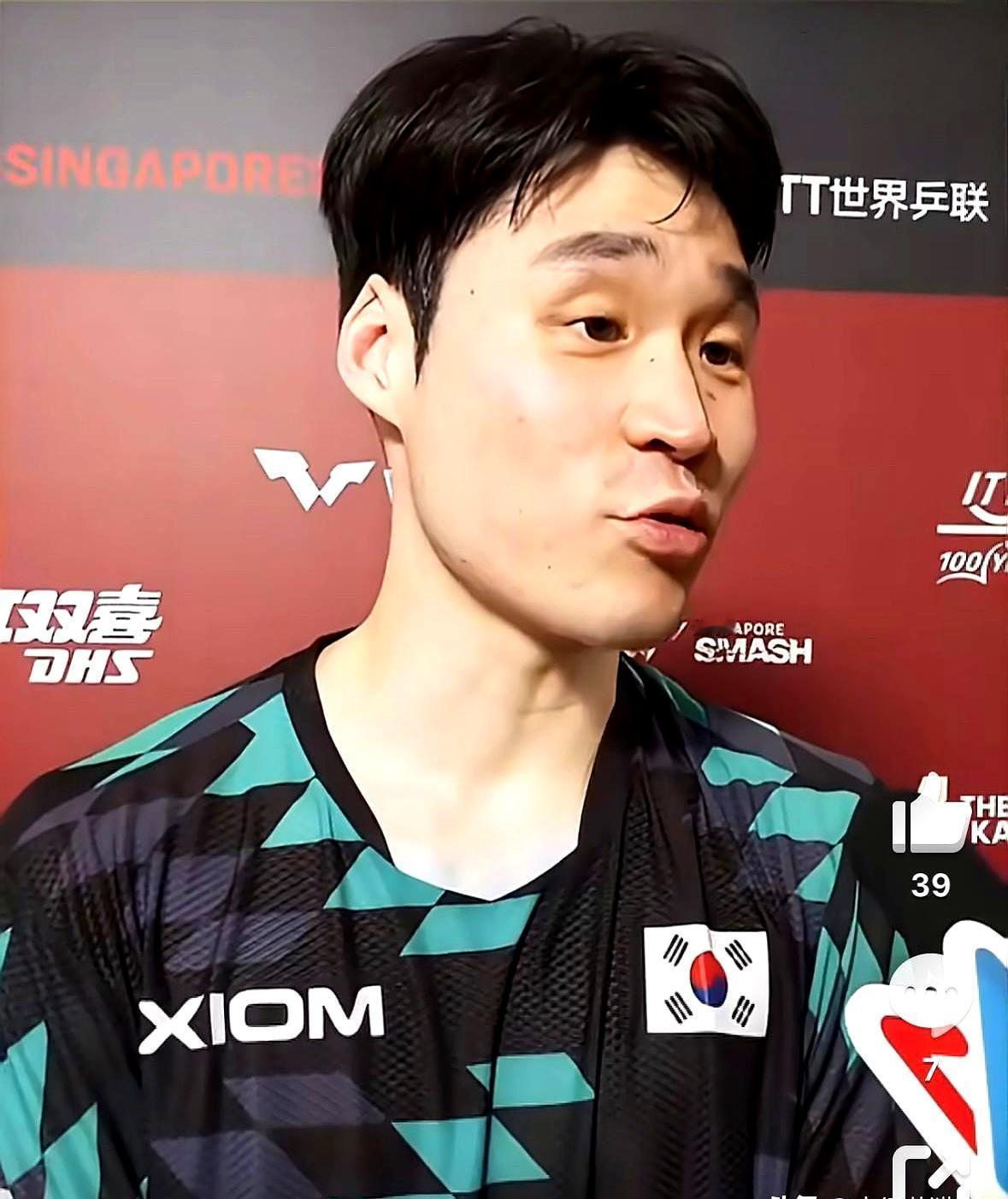 最狠的不是3:0横扫，而是赛后笑着夸你：状态真好。新加坡大满贯，19岁小将