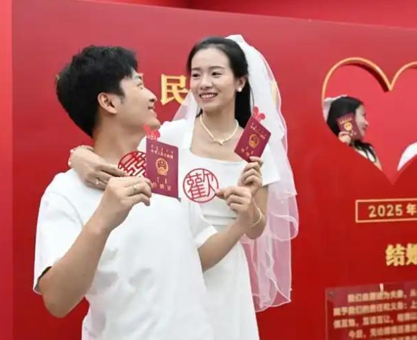 十几年前他们是最卷的一批家长，孩子刚会走路就送进早教班，周末排课比公司周报还密。