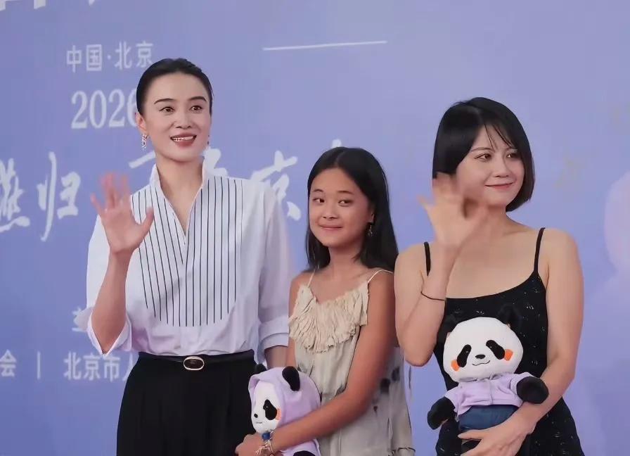 梅婷大概率得请宋佳吃饭了不是因为又有新戏合作，而是宋佳带着她女儿走了趟红毯，直接