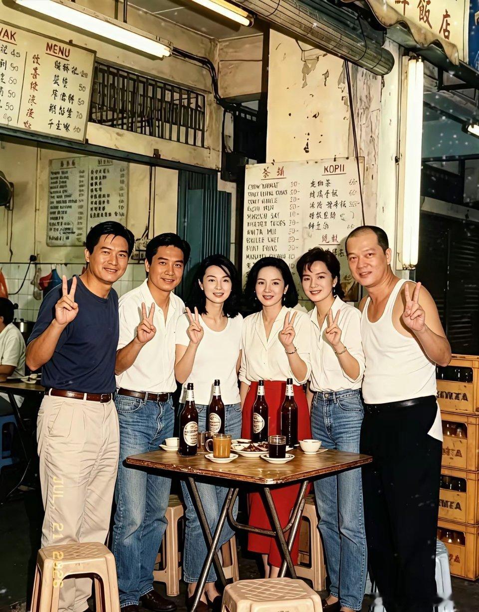 九十年代香港明华海鲜大排档，港圈黄金时代难得的神仙同框。从左至右依次是周润发、梁