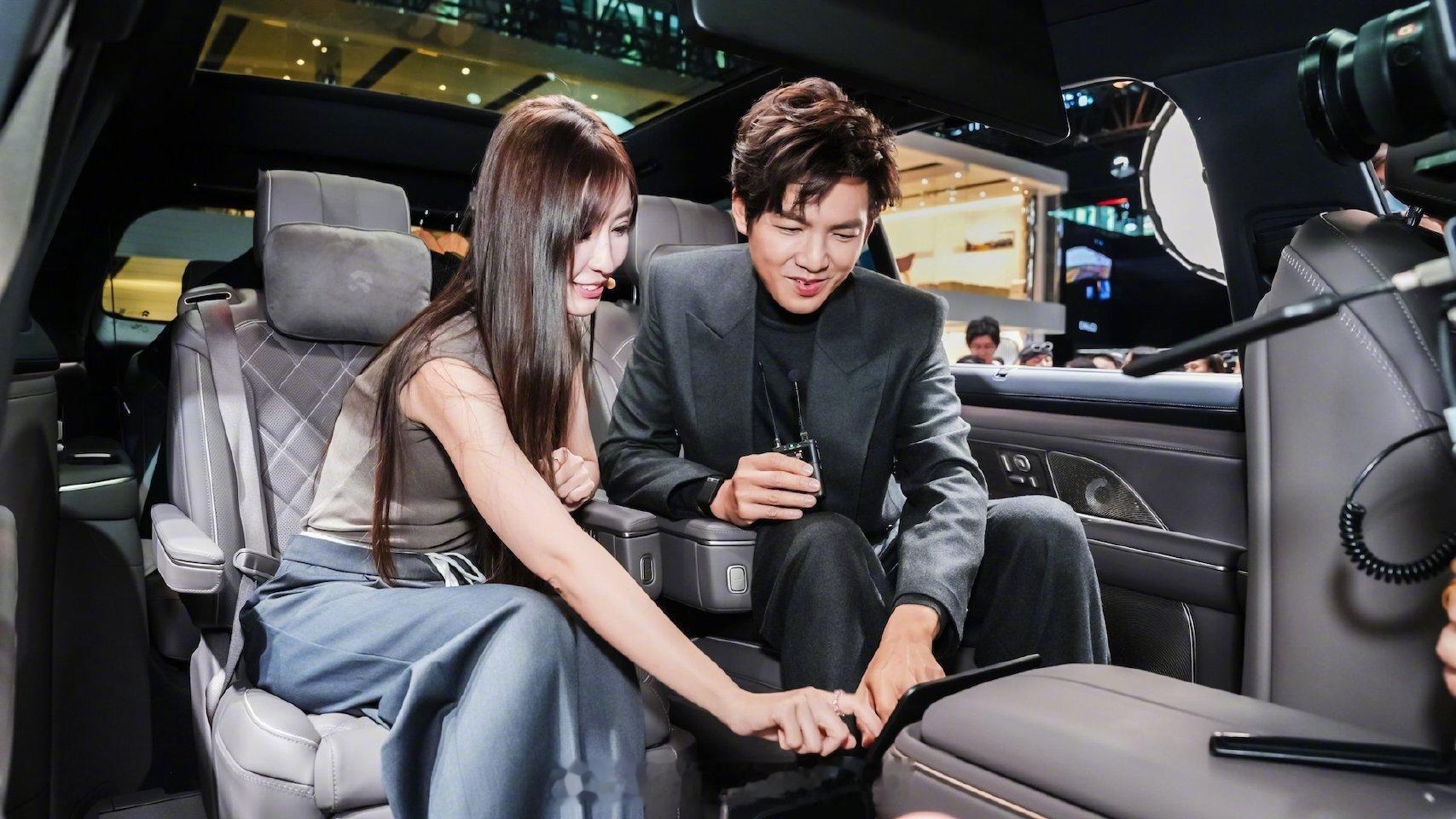 噫。。看得出这车内部空间还是蛮大的，发明贴贴功能的一定是暖男