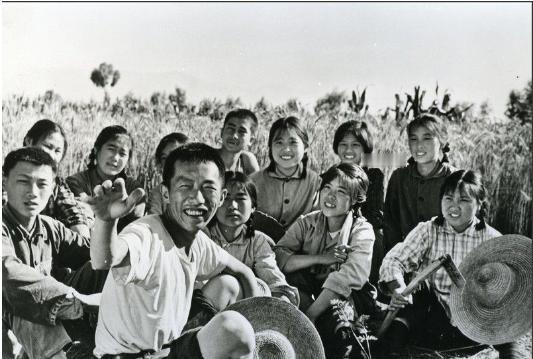 1976年，北京知青抛下妻儿返城。窑洞炕上的孩子还在哭，他塞给妻子一沓粮票，