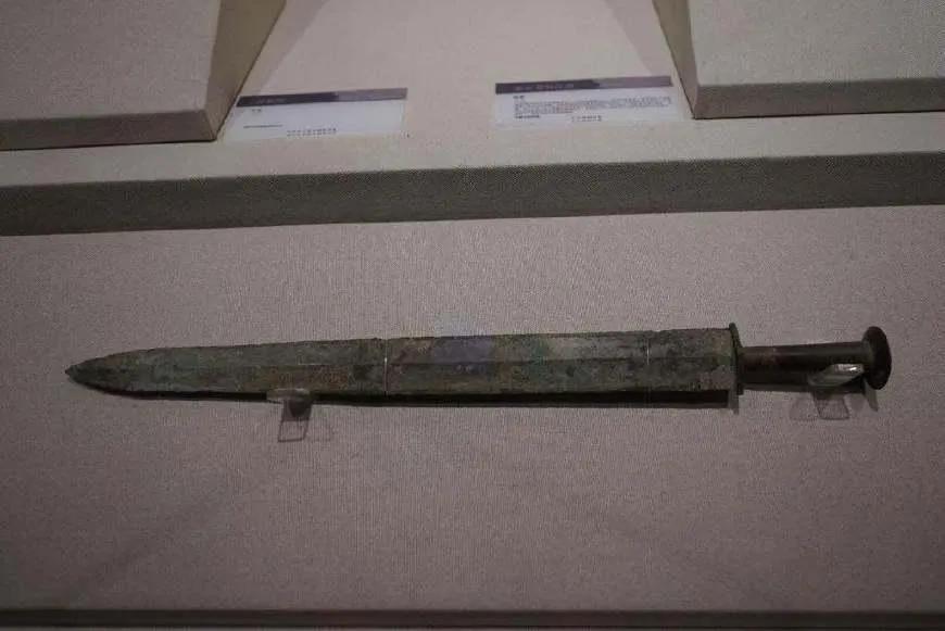 1974年兵马俑坑开挖之后，有几把青铜剑从土里出来，剑刃依然锋利，表面光洁，没有