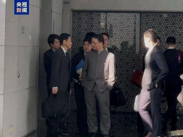 图一是央媒发的，图二是法新社发的，图三是日本媒体发的。虽然很多时候我觉得公务人